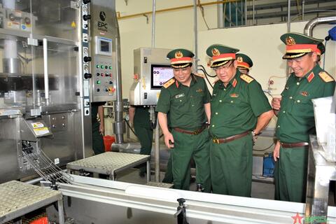 Thượng tướng Phạm Hoài Nam làm việc tại Nhà máy Z121